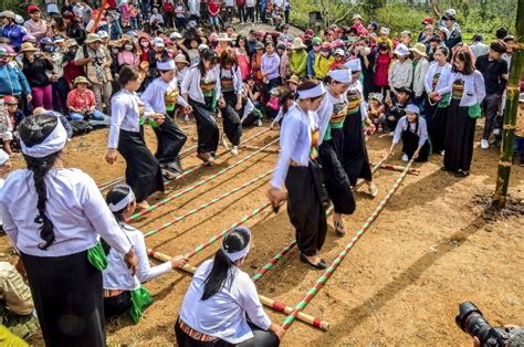  The Legend of the Zen Bamboo: Unraveling Vietnamese Folk Wisdom Through Nature's Embrace!